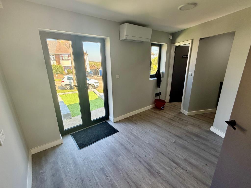 Lot: 75 - FREEHOLD REFURBISHED OFFICE WITH PARKING - Office to front